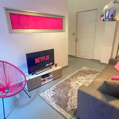 Apartment Cosy Appartement, Moderne, Fuchsia, Industriel